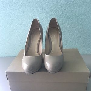 Nude leather pumps